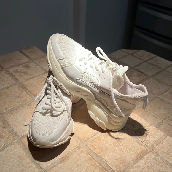 Steve Madden Shoes - Steve Madden white tennis shoes